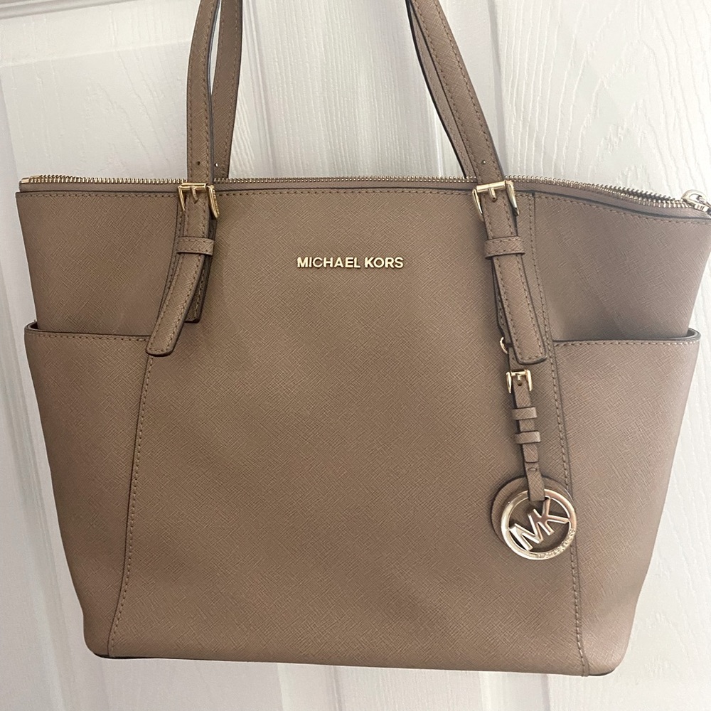 MICHAEL MICHAEL KORS
Charlotte Large Saffiano Leather Top-Zip Tote Bag